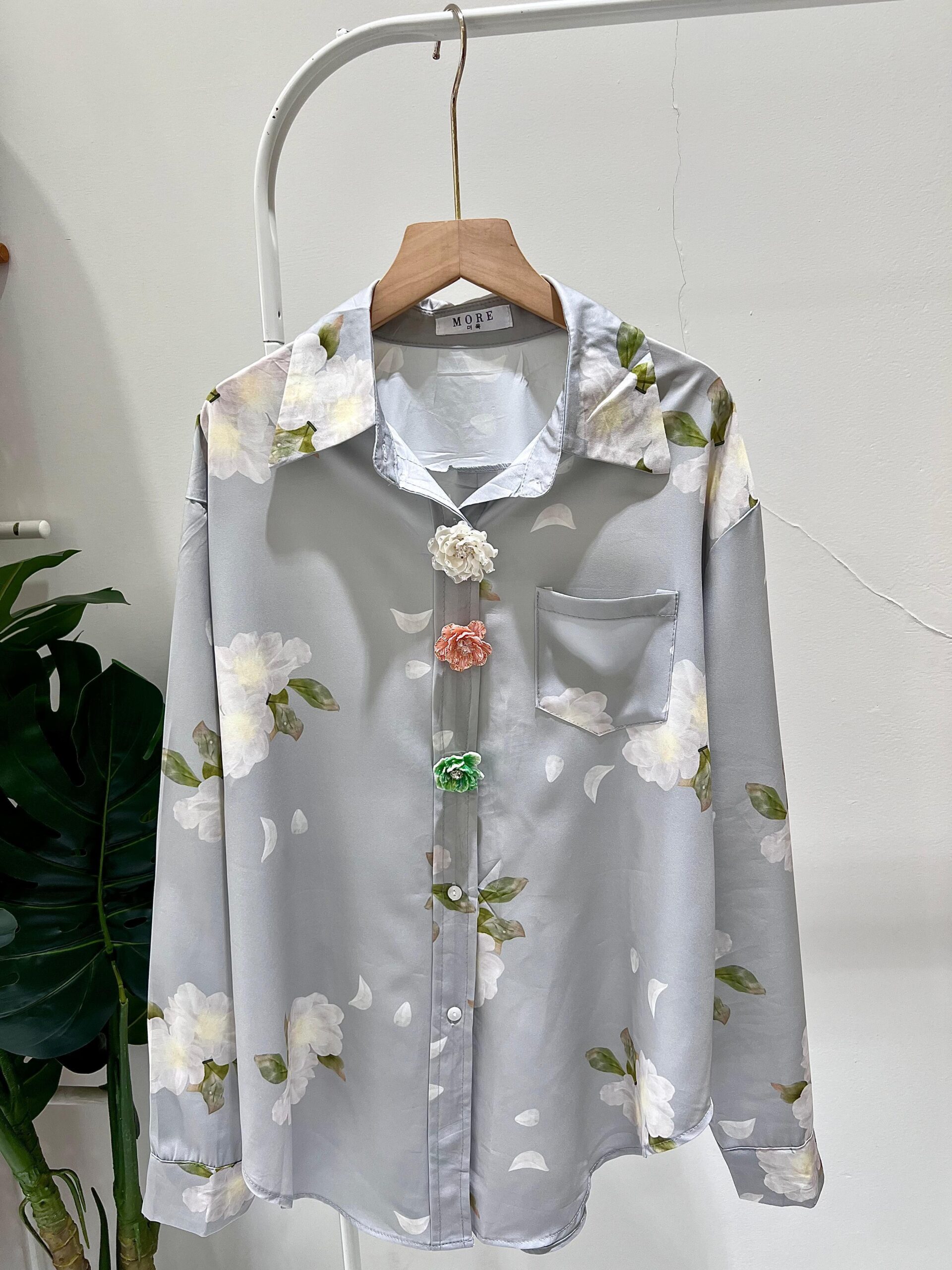 Kemeja Wanita Floral Rulif dengan Sentuhan Feminin dan Kekinian - Gambar 11