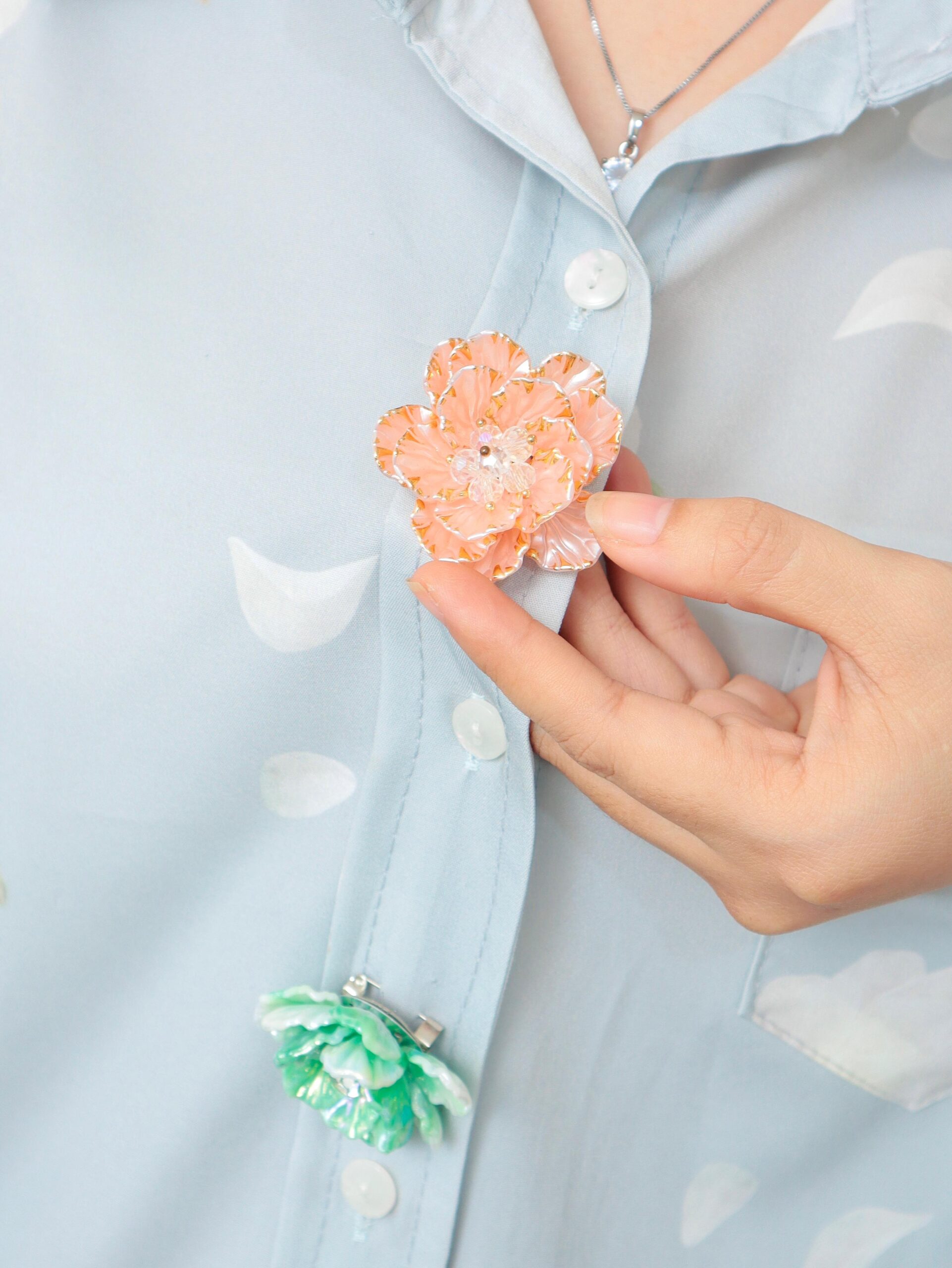 Kemeja Wanita Floral Rulif dengan Sentuhan Feminin dan Kekinian - Gambar 8