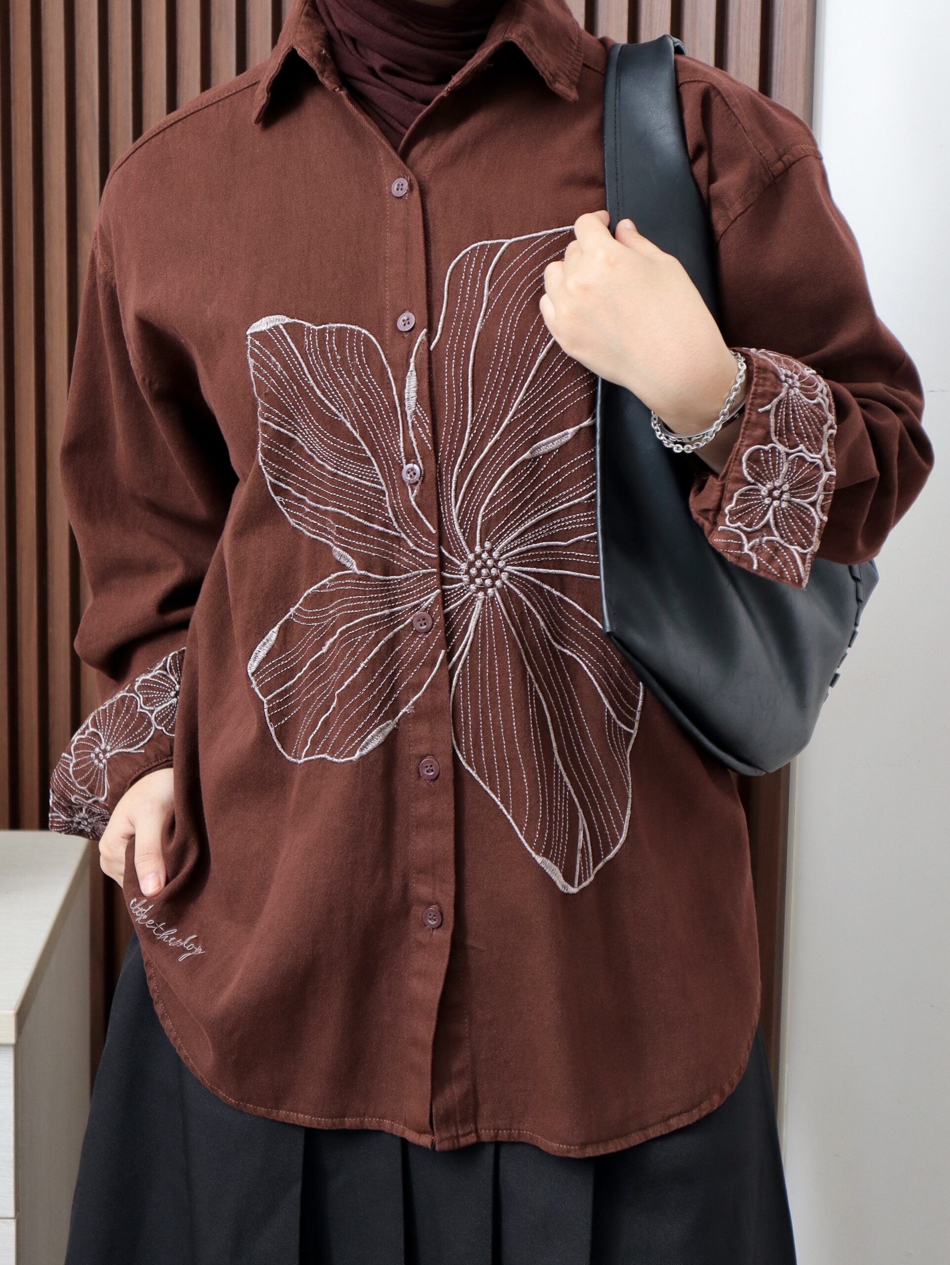 Kemeja Qirani iLTs — Kemeja Jeans Wanita Detail Bordir · Casual Unik · All Size