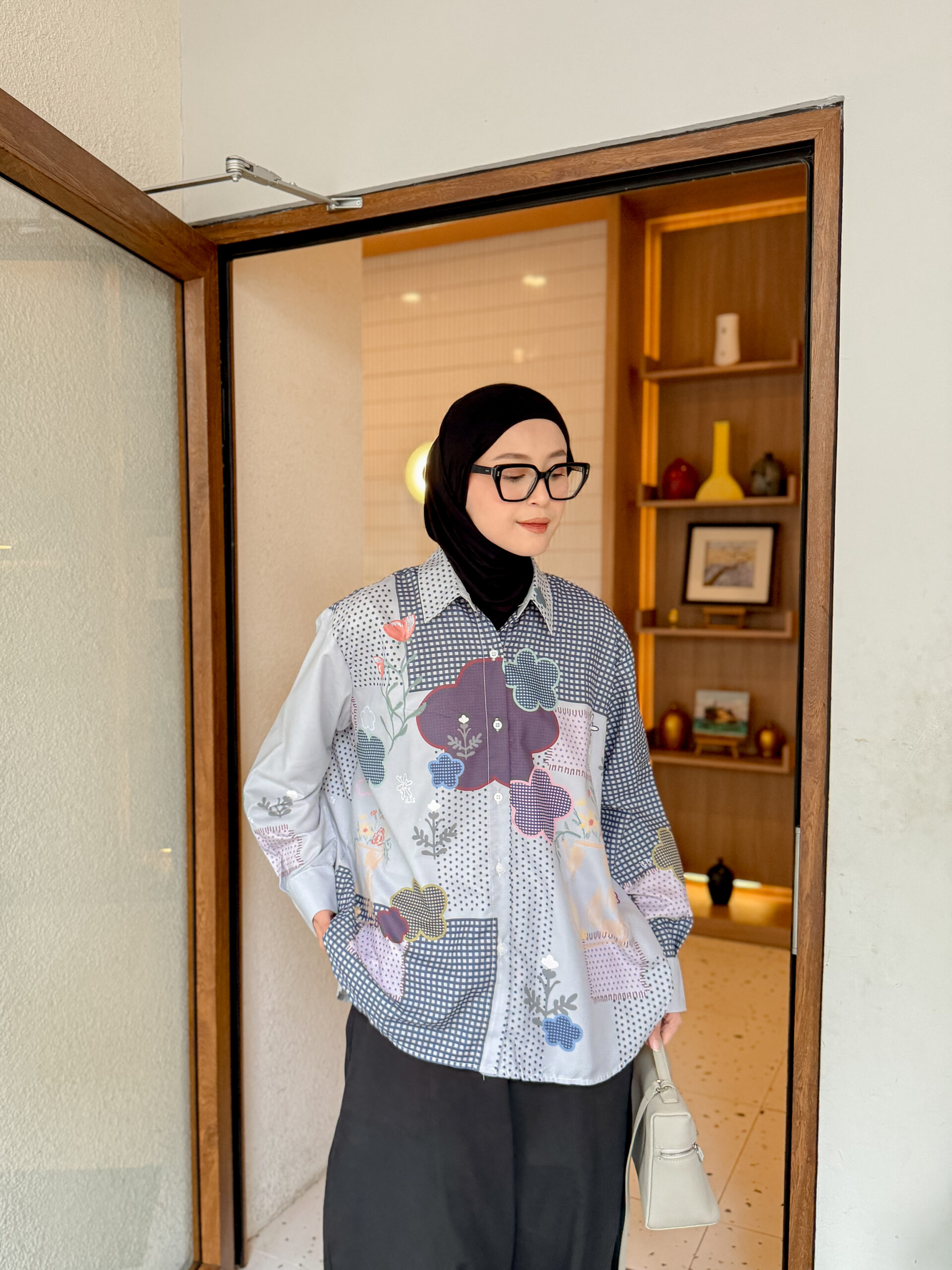 Kemeja Grafiti iLTs — Kemeja Wanita Oversize Motif Grafis · Bahan Cotton Premium · All Size