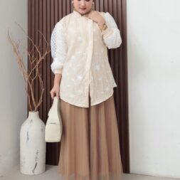 Pakaian Atasan Kemeja Wanita Senara dengan Desain Casual Kekinian