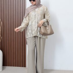 Pakaian Atasan Kemeja Wanita Malira dengan Desain Casual Kekinian
