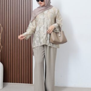 Pakaian Atasan Kemeja Wanita Malira dengan Desain Casual Kekinian