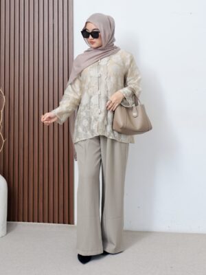Pakaian Atasan Kemeja Wanita Malira dengan Desain Casual Kekinian