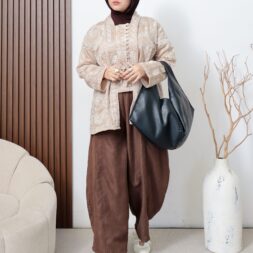 Pakaian Atasan Kemeja Wanita Clara dengan Desain Casual Kekinian