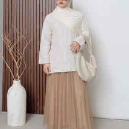 Pakaian Atasan Kemeja Wanita Velmora dengan Desain Casual Kekinian