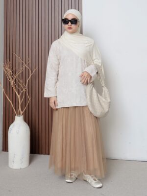 Pakaian Atasan Kemeja Wanita Velmora dengan Desain Casual Kekinian